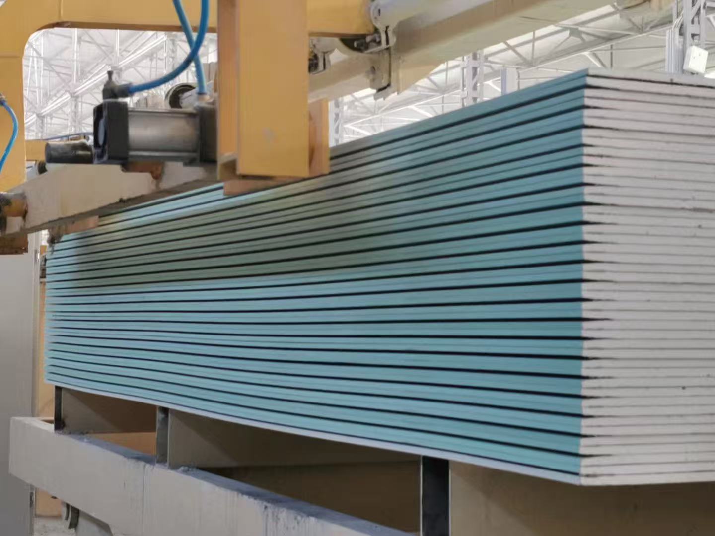 Blue moisture-resistant plasterboard production stack